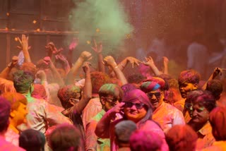 People celebrate Holi with full enthusiasm  Holi 2022  holi india pictures  holi hindu festival