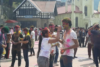 tourist-and-local-people-celebrates-holi-in-shimla