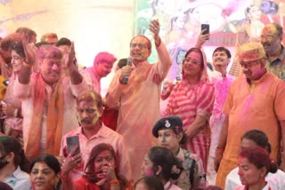 CM Shivraj Singh Chouhan played Holi fiercely with people
