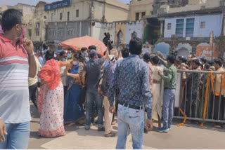 Stampede like situation at Puri Jagannath as devotees break barricades