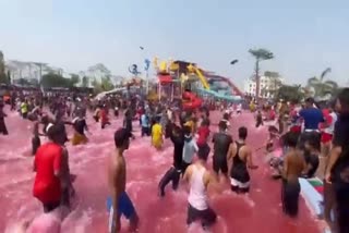 people attacked each other with shoes and slippers in patna water park