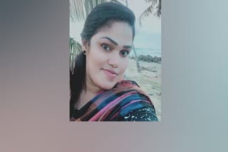 kodungaloor murder  woman hacked to death in trissure in kodungallore  തശൂര്‍ കൊടുങ്ങല്ലൂരില്‍ യുവാവ് വീട്ടമ്മയെ തടഞ്ഞു നിര്‍ത്തി വെട്ടി  കൊടുങ്ങല്ലൂരിലെ കൊലപാതകം