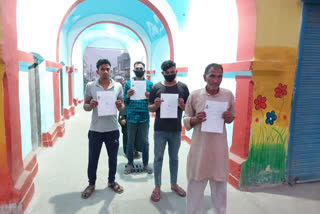 Four vicious liquor smugglers surrendered in Deoband police station of Saharanpur on Thursday evening. All four liquor mafia reached the police station with a written note of not committing a crime in their hands.