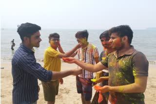 Youth showed enthusiasm on Holi in Mumbais Girgaum Chowpatty