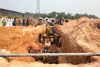 Nest Group's Electronic City constriction Accident  Landslide accident  Landslide accident during construction at Kalamassery  കളമശ്ശേരിയില്‍ നിര്‍മാണത്തിനിടെ അപകടം  കളമശ്ശേരിയില്‍ മണ്ണിടിഞ്ഞ് അപകടം