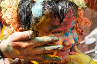 People celebrate Holi with full enthusiasm,Holi 2022,holi india pictures holi hindu festival,ಹೈದರಾಬಾದ್‌ನಲ್ಲಿ ಹೋಳಿ ಸಂಭ್ರಮ,ಜಮ್ಮುವಿನಲ್ಲಿ ಹೋಳಿ ಆಚರಣೆ,ಲಕ್ನೋದಲ್ಲಿ ಹೋಳಿ ಆಚರಣೆ,ಹೋಳಿ ಹಬ್ಬ ಆಚರಣೆ