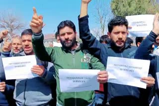 Daily Wagers Stage Protest in Sumbal, Bandipora: سمبل، بانڈی پورہ میں عارضی ملازمین کا احتجاج