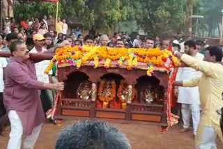 आमदार भास्कर जाधवांनी देहभान विसरून नाचवली ग्रामदेवतेची पालखी..