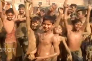 Watch how youths play mud Holi in Bihar
