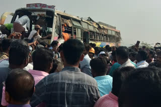 Bus overturns near Tumakuru district of Karnataka: At least 5 people died  Bus overturns near Tumakuru 5 killed  കർണാടകയില്‍ സ്വകാര്യ ബസ് മറിഞ്ഞ് അഞ്ച് പേർ മരിച്ചു  കർണാടകയിലെ തുംകുരു ജില്ലയ്ക്ക് സമീപം സ്വകാര്യ ബസ് മറിഞ്ഞ് എട്ടുപേർ മരിച്ചു  കർണാടക ഇന്നത്തെ വാര്‍ത്ത  karnataka todays news