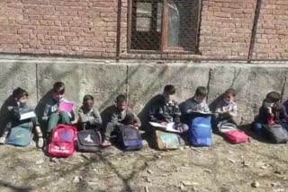 Land owner Locks Govt School in Ganderbal: گاندربل میں گورنمنٹ اسکول مقفل، اراضی مالک نے ملازمت کا کیا مطالبہ