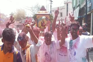 Holi 2022: ଗୋପାଳ କୃଷ୍ଣକୁ ଧରି ଅବିରରେ ରଙ୍ଗେଇ ହେଲେ ରେଶମ ସହରବାସୀ