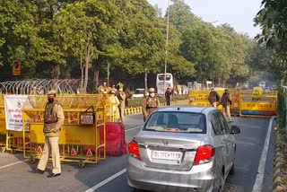 delhi-traffic-police-takes-action-against-people-for-traffic-violation