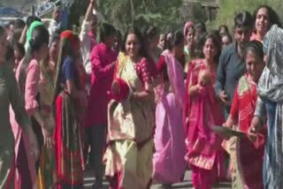 Mothers Race in Brhamanvada : પુત્રના સારા સ્વાસ્થ્યની કામના માટે જ્યાં વિદેશથી આવીને માતાઓ લગાવે છે દોડ