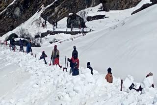 workers-engaged-in-removing-snow-on-kedarnath