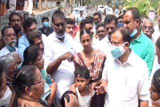 Union Minister V Maraleedharan visited madappally amid krail issue  V Maraleedharan visited madappally amid krail issue  Police action in madappally krail  കെ റെയിൽ പദ്ധതിയിൽ വി മുരളീധരൻ  ജനങ്ങളെ ഭയപ്പെടുത്തി കെ റെയിൽ നടപ്പാക്കാൻ അനുവദിക്കില്ല  മാടപ്പള്ളി പൊലീസ് നടപടി ആസൂത്രിതം വി മുരളീധരൻ  മാടപ്പള്ളി കേന്ദ്രമന്ത്രി വി മുരളീധരൻ സന്ദർശനം