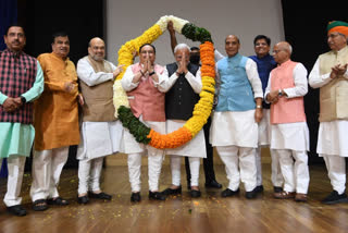 pm modi being welcomed by bjp leaders