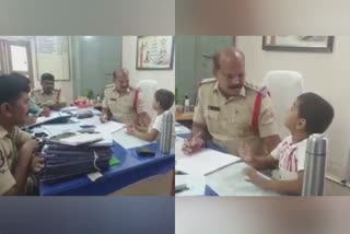 six year old boy went to the police station to solve Traffic problem in Chittoor  six years old boy with complaint went police station Andhra Pradesh  യുകെജി വിദ്യാർഥി പരാതിയുമായി ചിറ്റൂർ സ്റ്റേഷനിൽ  ചിറ്റൂർ പലമനേർ ആദർശ പ്രൈവറ്റ് സ്‌കൂൾ വിദ്യാർഥി കാർത്തികേയൻ  സ്‌കൂളിന് സമീപത്തെ ഗതാഗത പ്രശ്‌നം പരിഹരിക്കണമെന്ന് പരാതി  ട്രാഫിക് പ്രശ്‌നം പരിഹരിക്കാൻ പൊലീസ് സ്റ്റേഷൻ സന്ദർശനം  Palamaner Adarsha private school UKG student Karthikeyan  Karthikeyan asked CI to solve the traffic problem  പൊലീസ് സ്റ്റേഷനിൽ പരാതിയുമായി ആറുവയസുകാരൻ