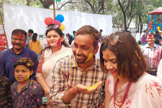 Satna Collector played Holi with orphan children