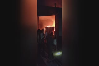 fire breaks at Mannarkkad Plywood Company  മണ്ണാർക്കാട് പ്ലൈവുഡ് കമ്പനിയിൽ തീപിടിത്തം  മണ്ണാർക്കാട് ഷോർട്ട് സർക്യൂട്ട് തീപിടിത്തം  മണ്ണാർക്കാട് അഗ്നിബാധ  Mannarkkad Plywood Company fire  പാലക്കാട് തീപിടിത്തം  palakkad fire