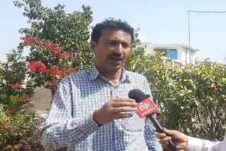 Sunil pandita kashmiri migrant pandit receives threats from bjp rss leaders for speaking against the Kashmir files movie