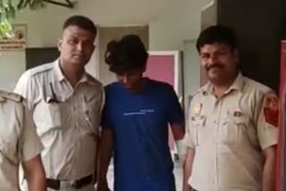 पटपड़गंज इंडस्ट्रियल एरिया पुलिस ने लूट के मामले में शाहरुख नाम के एक आरोपी को गिरफ्तार किया है.