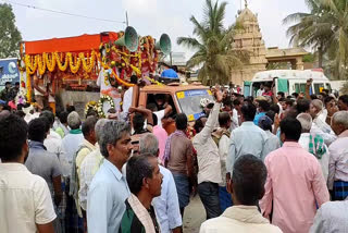 ಮಗನ ಮೃತದೇಹವನ್ನು ಆಸ್ಪತ್ರೆಗೆ ಒಪ್ಪಿಸಿದ ತಂದೆ