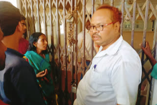 Customers Put Lock on Gate of Sahara India Bank in Sitamarhi