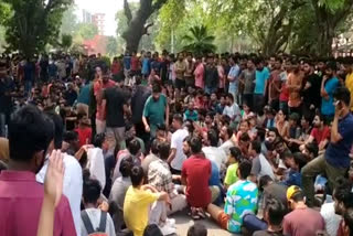 iit ism dhanbad students protest for online examination