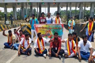 collect-toll-tolls-after-road-repair-protest-by-kannada-organizations