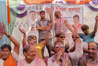 Damoh BJP leaders sung song in Holi Milan