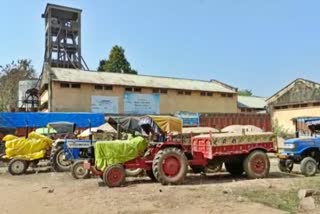 शीली पदार्थ खिलाकर बालू लदे दो ट्रैक्टर लेकर बदमाश फरार