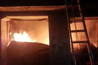 Secunderabad fire broke out in timber depot  സെക്കന്തരാബാദിലെ തടി ഡിപ്പോയില്‍ വന്‍ തീപിടിത്തം  സെക്കന്തരാബാദിലെ തടി ഡിപ്പോയിലുണ്ടായ വന്‍ തീപിടിത്തത്തില്‍ അഞ്ച് മരണം  Secunderabad timber depot fire