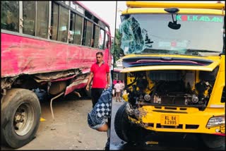 kondotty Bus and lorry accident  കൊണ്ടോട്ടിയില്‍ ബസും ലോറിയും കൂട്ടിയിടിച്ച് അപകടം  മലപ്പുറം ഇന്നത്തെ വാര്‍ത്ത  malappuram todays news  മലപ്പുറത്ത് ബസും ലോറിയും കൂട്ടിയിടിച്ചുണ്ടായ അപകടത്തില്‍ ഒരു മരണം