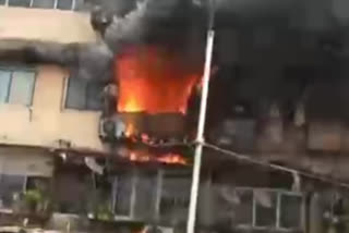 Fire breaks out at residential building in Maharashtra  fire broke out at the Vitthal Niwas building in Mumbai  Maharashtra fire incident news  ಮಹಾರಾಷ್ಟ್ರದಲ್ಲಿ ಜನ ವಸತಿ ಕಟ್ಟಡದಲ್ಲಿ ಕಾಣಿಸಿಕೊಂಡ ಬೆಂಕಿ  ಮುಂಬೈನಲ್ಲಿ ವಿಠ್ಠಲ್​ ನಿವಾಸ್​ ಕಟ್ಟಡದಲ್ಲಿ ಕಾಣಿಸಿಕೊಂಡ ಬೆಂಕಿ  ಮಹಾರಾಷ್ಟ್ರ ಬೆಂಕಿ ಅವಘಡ ಸುದ್ದಿ