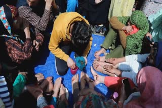 Kashmiri residents use leech therapy on nawroz