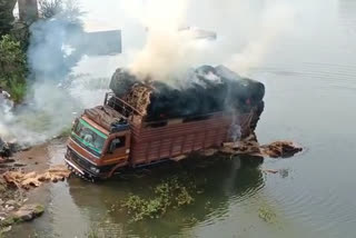 Tempo fire on Palghar, driver dropped the tempo directly into the river