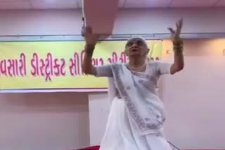 Gujarat 73 year old woman danced on Dholida song