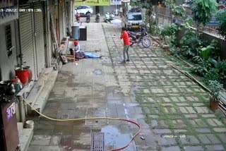 VIDEO: Man dies after falling on head in Dahisar area .. Incident captured on CCTV