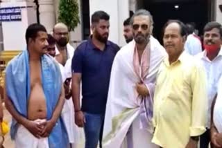 bollywood-actor-sunil-shetty-visited-subramanya-temple