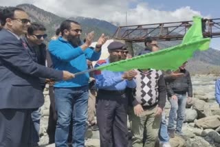 trial-run-of-water-rafting-flagged-of-by-director-tourism-kashmir-in-pahalgam