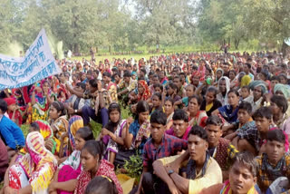 Villagers at Bechapal, a Naxal-infested zone in Bijapur district of Chhattisgarh  MLA Vikram Shah Mandavi of not fulfilling the promises  the construction of road in Mirtur area will not serve their purpose  iron ore from mines deposit number 13 located near Bailladila Hills  Villagers up in arms against police camp, pucca roads in Bijapur  காவல்துறையினரை கண்டித்து பொது மக்கள் போராட்டம்  சத்தீஸ்கரில் காவல்துறையினரை கண்டித்து பொது மக்கள் போராட்டம்  பொது மக்கள் போராட்டம்  சத்தீஸ்கரில் பொதுமக்கள் போராட்டம்