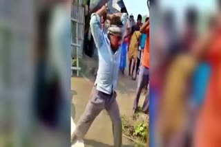 Woman brutally beaten in Madhepura  Woman assaulted in Madhepura  Madhepura town police station area  Youths assault woman  ಪಂಚಾಯ್ತಿಯಲ್ಲಿ ಮಹಿಳೆಯನ್ನು ಅರೆಬೆತ್ತೆಲೆಗೊಳಿಸಿ ಮನಬಂದಂತೆ ಥಳಿಸಿದ ಯುವಕ  ಬಿಹಾರದಲ್ಲಿ ಮಹಿಳೆಗೆ ಥಳಿತ  ಮಾಧೇಪುರದಲ್ಲಿ ಮಹಿಳೆಗೆ ಮನಬಂದಂತೆ ಥಳಿತ  ಬಿಹಾರ ಅಪರಾಧ ಸುದ್ದಿ