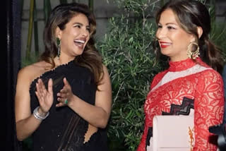 Priyanka chopra in black saree,Priyanka chopra in pre oscar ceremony,pre oscar ceremony,Priyanka chopra,Priyanka chopra photos,ಪ್ರೀ ಆಸ್ಕರ್ ಪ್ರಶಸ್ತಿ ಪ್ರದಾನ ಸಮಾರಂಭ,ನಟಿ​​ ಪ್ರಿಯಾಂಕಾ ಚೋಪ್ರಾ ಫೋಟೋಗಳು,ದೇಸಿ ಲುಕ್‌ನಲ್ಲಿ ಪ್ರಿಯಾಂಕಾ ಚೋಪ್ರಾ,ಗ್ಲೋಬಲ್ ಐಕಾನ್ ಪ್ರಿಯಾಂಕಾ ಚೋಪ್ರಾ,ಬಾಡಿಗೆ ತಾಯ್ತನದ ಮೂಲಕ ಪೋಷಕರಾದ ಪ್ರಿಯಾಂಕಾ ಮತ್ತು ನಿಕ್