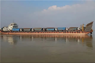 Captain and crew missing as trucks slide off cargo ship cargo ship Jharkhand River ganga ചരക്ക് കപ്പലില്‍ നിന്ന് ട്രക്കുകള്‍ തെന്നിമാറി ചരക്ക് കപ്പല്‍ അപകടം കപ്പല്‍ അപകടം Jharkhand