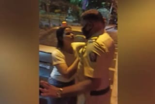 Drunk womanl attacks Mumbai police: નશામાં ધૂત યુવતીએ પોલીસ અધિકારીનો કોલર પકડ્યો અને પછી....