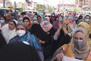 fmphs-stages-protest-seeking-salary in srinagar