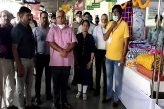 Sanganeri print fabric and Jaipuri quilt at Jaipur station