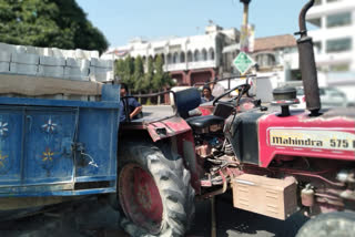 Tractor trolley collided with pole