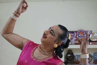 Bharatanatyam artist had heart attack  artist had heart attack during a stage show  വിദ്യാര്‍ഥികള്‍ക്കുമൊപ്പം ഭരതനാട്യം കളിക്കവേ അച്ഛന്‍ സ്റ്റേജില്‍ മരിച്ചു  ഭരതനാട്യം അധ്യാപകന്‍ സ്റ്റേജില്‍ മരിച്ചു